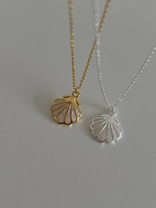 Détail de pendentifs coquillages en argent 925 or et argent avec émail rose