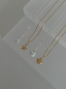 Détail de pendentifs étoile et cœur en argent 925 brossé avec zircons incrustés
