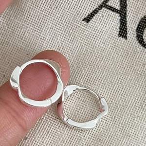 Boucles d'Oreilles Créoles en Argent Sterling 925 Ruban de Möbius pour Femmes Géométriques à Vagues Irrégulières Bijoux de Mode