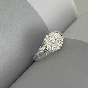 Minimalist S925 sterling silver signet ring featuring a radiant sunburst engraved pattern