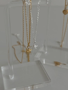Détail du pendentif en forme d'étoile avec incrustation de zircon et texture brossée