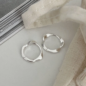 Boucles d'oreilles créoles Mobius en argent sterling S925 avec design poli ondulé