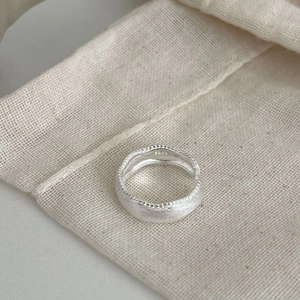 Anello aperto in argento sterling S925 spazzolato da donna su un sacchetto di lino