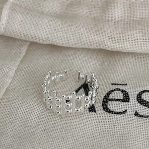 Bague ouverte minimaliste en argent sterling S925 avec motif perlé sur fond de lin
