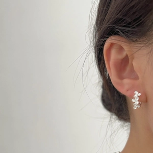 Boucles d'oreilles clous en argent 925 avec design floral 3D porté par mannequin