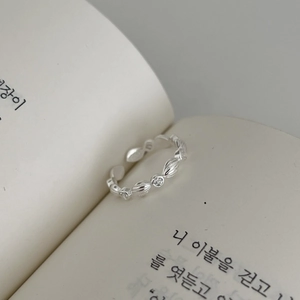 Elegant S925 silver geometric ring with olive-shaped links and sparkling zircons