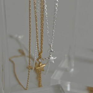 Collier en argent 925 avec pendentif étoile dorée brossée et pierre de zircon