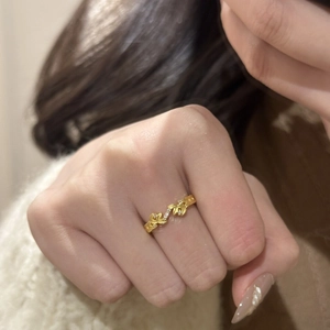 Vintage gold plated 925 sterling silver floral ring with sparkling zircon stones