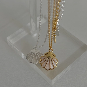 Elegant 925 sterling silver seashell pendant necklace with mother of pearl in gold and silver