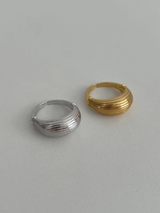 Détail de bagues en argent sterling S925 or et argent avec texture de rayures