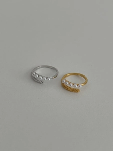 Dettaglio di anelli spiga di grano in argento S925 con perle in oro e argento