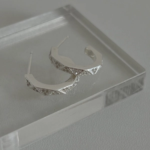 925 silver C-shaped geometric earrings with diamond pavé and rhombic texture
