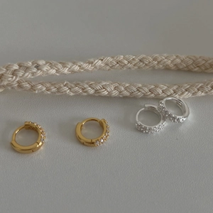 Créoles minimalistes en argent sterling 925 avec pavé de zircons en finitions or et argent