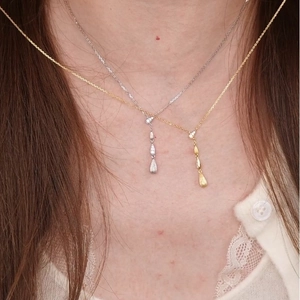 Collane vintage in oro e argento con pendenti a goccia spazzolati su modella