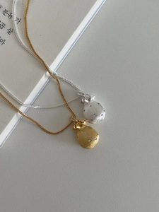 Detail von silbernen und goldenen Glücksbeutel-Halsketten mit matten Akzenten und Kristallen