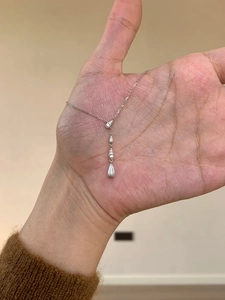 Vista dettagliata della collana argento a Y con pendenti a goccia di cristallo lucenti