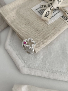 Detailed macro of a hollow flower ring in S925 silver with a pink heart-shaped stone