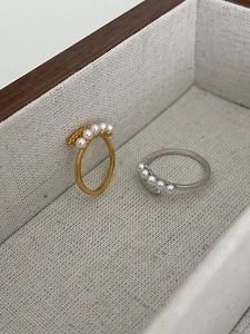 Dettaglio di anelli in argento sterling S925 con perle in finiture oro e argento