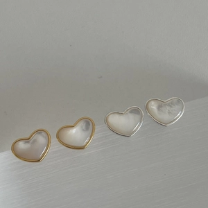Elegant heart-shaped earrings with mother of pearl inlay in gold and silver finishes