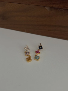 Vue détaillée de boucles d'oreilles pendantes trèfles colorés avec pierres précieuses de luxe