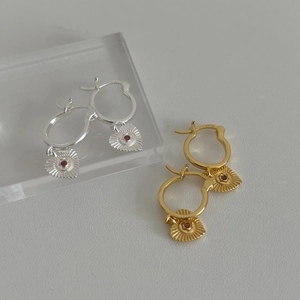 Orecchini a cuore in argento S925 con gemme rosse in finiture oro e argento lucido