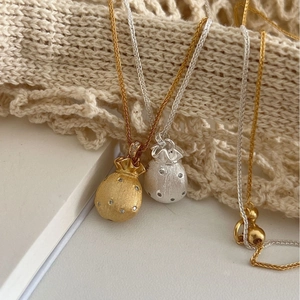 Exquisite goldene und silberne Glücksbeutel-Anhänger an feinen Silberketten in Mattoptik
