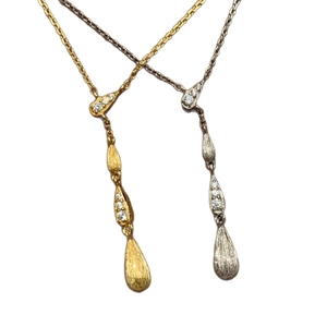 Set collana con ciondolo a goccia spazzolato oro e argento con dettagli in zirconi