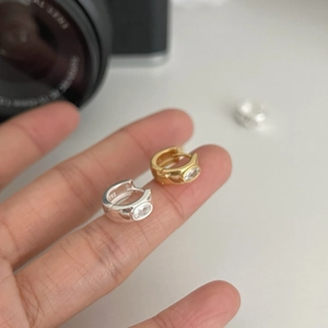 Vue macro détaillée de créoles en argent sterling S925 avec zircons ovales sertis