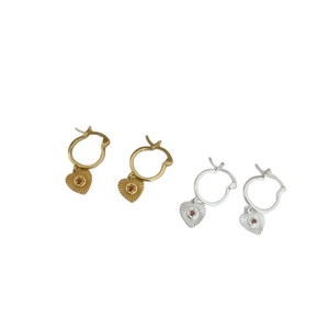 Orecchini a cerchio vintage in argento con cuore, gemma rossa e texture a raggiera