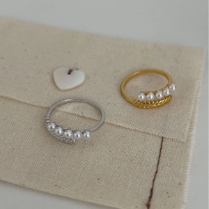 Eleganti anelli in argento S925 con perle in finitura oro e argento su tela