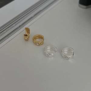 Détail de boucles d'oreilles créoles en argent S925 avec zircon ovale doré et argenté