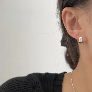 Élégante boucle d'oreille créole en argent S925 avec zircon portée par un mannequin