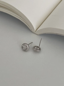 Detail shot of S925 sterling silver four-leaf clover earrings with matte finish and zircon