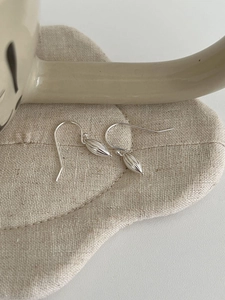 Detailed close-up of S925 silver shell-shaped drop earrings with textured vertical grooves