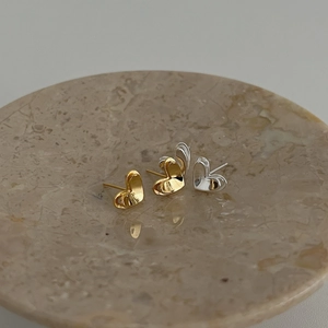 Polished S925 heart stud earrings in gold and silver finish on marble tray