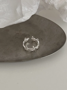 Vue détaillée d'une bague papillon en argent S925 avec zircon micro-serti et fini brossé