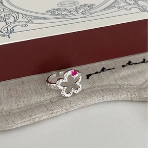Adjustable S925 silver flower ring with hammer texture and pink heart-shaped gem