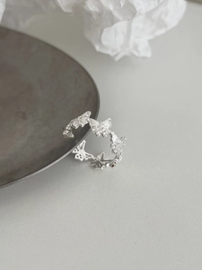 Détail de la bague papillon en argent S925 avec micro-pavé de cristaux et fini brossé
