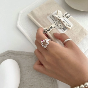 S925 silver hollow flower open ring with pink heart gemstone on a female model