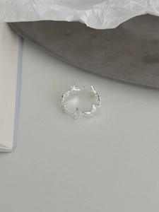 Gros plan sur bague papillon en argent avec zircons et finition métal brossé