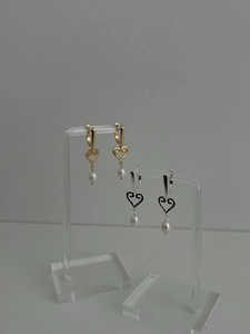 Vue détaillée des boucles d'oreilles cœur en argent S925 avec perles d'eau douce