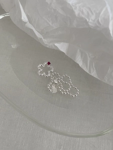Vista macro del bracciale a sfere in argento S925 con trifoglio e dettaglio cuore rosso