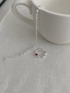 Dettaglio macro della collana quadrifoglio in argento S925 con zircone a cuore rosso