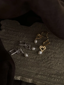 Détails des boucles d'oreilles cœur en argent S925 avec perles dorées et argentées