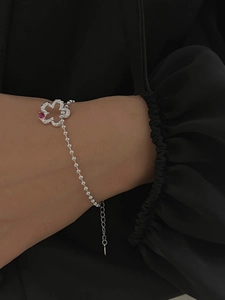 Dettaglio del bracciale di perline in argento S925 con ciondolo a fiore e zircone rosa