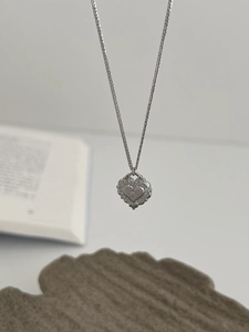 Dettaglio ravvicinato del ciondolo a cuore in argento 925 con cristalli su base in pietra