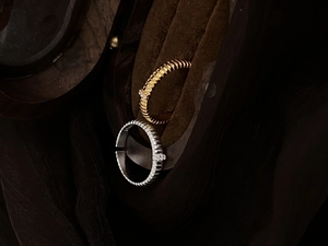 Close-up of S925 sterling silver striped rings with zircon in gold and silver finish