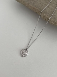 Dettaglio collana cuore argento 925 con trama a stella e cristalli pavé scintillanti