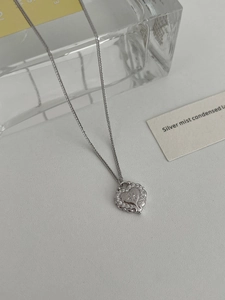Primo piano di una collana a cuore in argento 925 spazzolato con incisione a stella