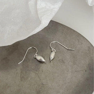 Minimalist S925 sterling silver shell earrings with textured leaf pendants for women